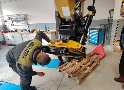 Montáž naklápěcí hlavy na tiltrotátor Engcon EC219 10