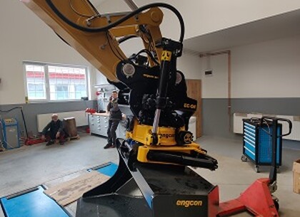 Montáž naklápěcí hlavy na tiltrotátor Engcon EC219 14