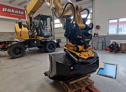 Montáž naklápěcí hlavy na tiltrotátor Engcon EC219 15